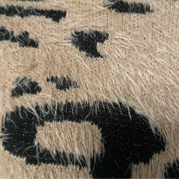 Cropped Cheetah Fuzzy Boutique Sweater - Picture 2 of 4